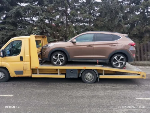 Bezpieczny transport lawetą zadbanego SUV-a Hyundai Tucson z polskiego salonu